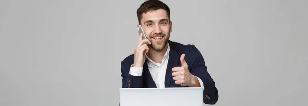 Businessconcept - portret knappe zakenman bonzen opdagen en lacht zelfverzekerd gezicht voor zijn laptop. Witte Background.Copy ruimte. — Stockfoto