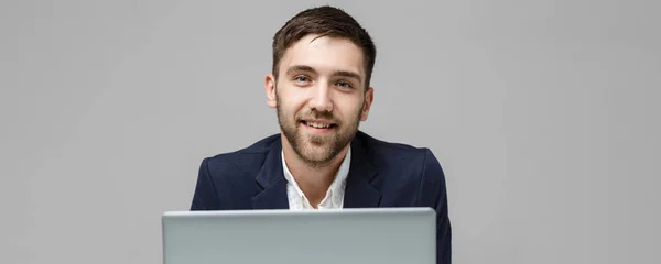 Conceito de negócio - Retrato Bonito homem de negócios jogando notebook digital com rosto confiante sorridente. Fundo branco.Espaço de cópia . — Fotografia de Stock