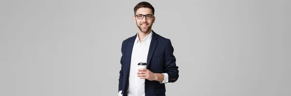 Retrato de um belo homem de negócios em óculos com uma xícara de café . — Fotografia de Stock