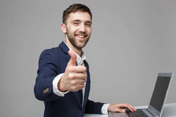 商业理念-肖像英俊的商业男子显示扑通和微笑的脸在他的笔记本电脑前。白色背景. 复制空间. — 图库照片