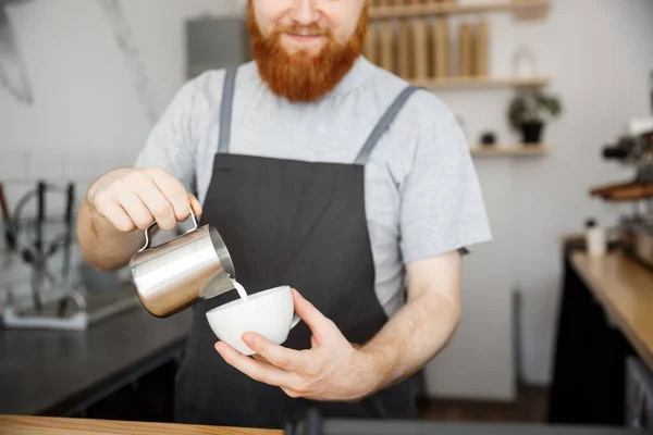 コーヒー ビジネス コンセプト - エプロン カフェで立ちながらコーヒーでハンサムなひげを生やした男 — ストック写真