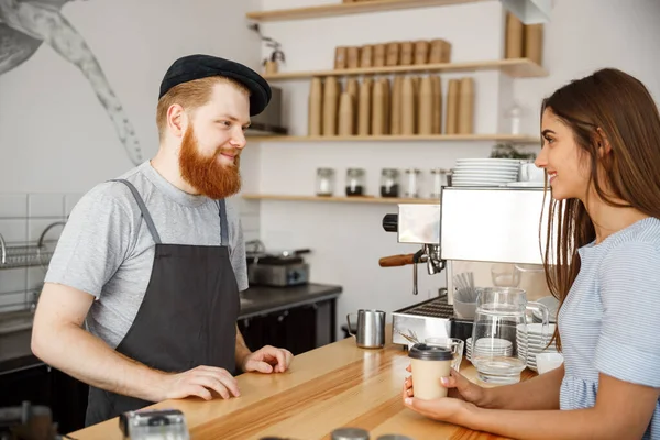 Coffee Business Concept - jovem barista beared bonito conversando com belo cliente caucasiano no café moderno . — Fotografia de Stock