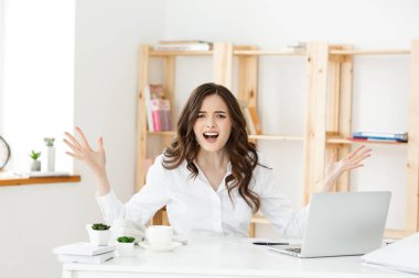 Genç sahibi küçük iş kadını labtop ve hissediyorum baş ağrısı onun iş kayıp iş kayıp kavramı fikri ile seyir