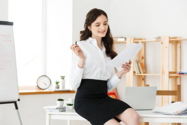 Mutlu genç iş kadını veya Sekreter holding modern office belgesinde