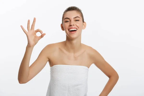 Concetto pubblicitario. Ritratto di elegante modello alla moda dopo la doccia con gesti ok simbolo isolato su sfondo bianco — Foto Stock