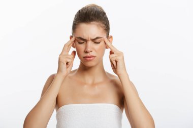 Panik ve ciddi kameraya bakıyor güzel kadın.