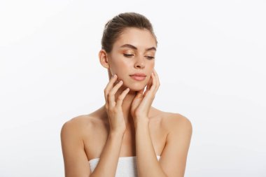 Gençlik ve cilt bakım kavramı - güzellik kadın yüz portre. Güzel model mükemmel taze temiz ten kızla. Beyaz arka plan üzerinde izole.