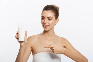 Güzel genç kadın temiz taze cilt ile uzağa bak. Kız Güzellik yüz bakımı. Yüz tedavi. Kozmetik, güzellik ve spa