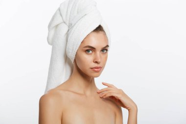 Pürüzsüz cilt doğal makyaj ile hafif bir arka plan üzerinde güzel genç kızla.