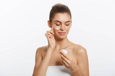 Güzel genç kadın temiz taze cilt ile uzağa bak. Kız Güzellik yüz bakımı. Yüz tedavi. Kozmetik, güzellik ve spa