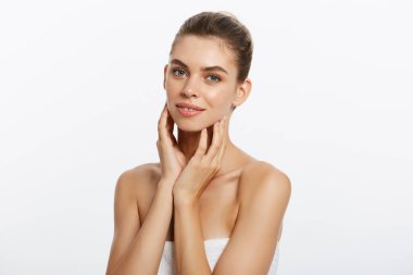 Güzel beyaz bir kadın beyaz bir arka plan karşı havlu ile.