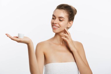 Güzel genç kadın temiz taze cilt ile uzağa bak. Kız Güzellik yüz bakımı. Yüz tedavi. Kozmetik, güzellik ve spa