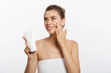 Güzel genç kadın temiz taze cilt ile uzağa bak. Kız Güzellik yüz bakımı. Yüz tedavi. Kozmetik, güzellik ve spa