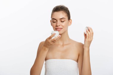 Güzel genç kadın temiz taze cilt ile uzağa bak. Kız Güzellik yüz bakımı. Yüz tedavi. Kozmetik, güzellik ve spa.