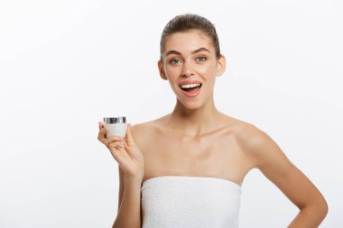 Güzel genç kadın temiz taze cilt ile uzağa bak. Kız Güzellik yüz bakımı. Yüz tedavi. Kozmetik, güzellik ve spa