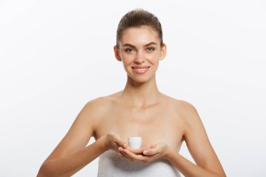 Güzel genç kadın temiz taze cilt ile uzağa bak. Kız Güzellik yüz bakımı. Yüz tedavi. Kozmetik, güzellik ve spa