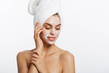 Başparmak gösterilmesini havlu ile güzel genç kadın