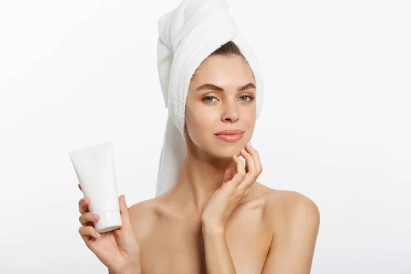 Woman applying cream on shoulder on a white background. — Stock Photo, Image