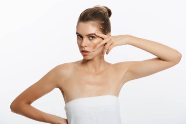 Pürüzsüz cilt doğal makyaj ile hafif bir arka plan üzerinde güzel genç kızla.