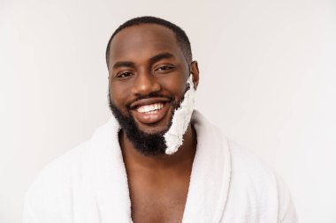 Genç Afro Amerikan adam banyoda tıraş. Kişisel sabah rutini. Sabah konsepti 'nde hijyen.