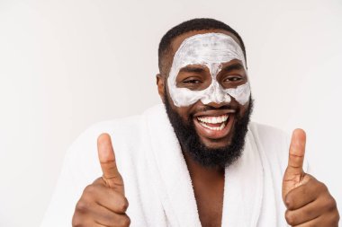 maske ile komik gülüyor adam sağlıklı yaşam yol açar, sabah prosedürleri sevinçli. sabah olumlu duygu.