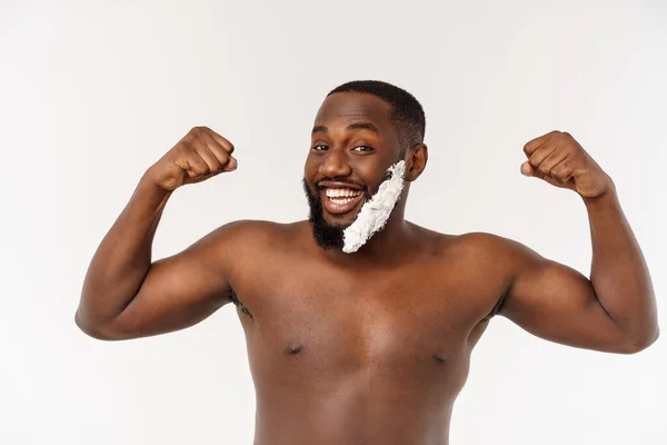 Joven afroamericano afeitándose en el baño. Rutina personal matutina. Higiene en el Concepto Matutino . —  Fotos de Stock