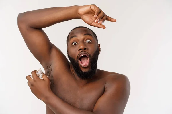 Un afroamericano se prepara para tomar una ducha, aislado sobre fondo blanco —  Fotos de Stock