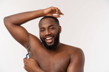 Gri arka planda izole Razor ile tıraş mutlu çıplak Afrikalı adam yakın