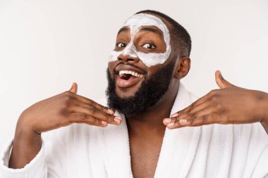 maske ile komik gülüyor adam sağlıklı yaşam yol açar, sabah prosedürleri sevinçli. sabah olumlu duygu.