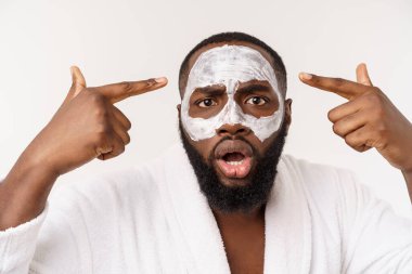 maske ile komik gülüyor adam sağlıklı yaşam yol açar, sabah prosedürleri sevinçli. sabah olumlu duygu.