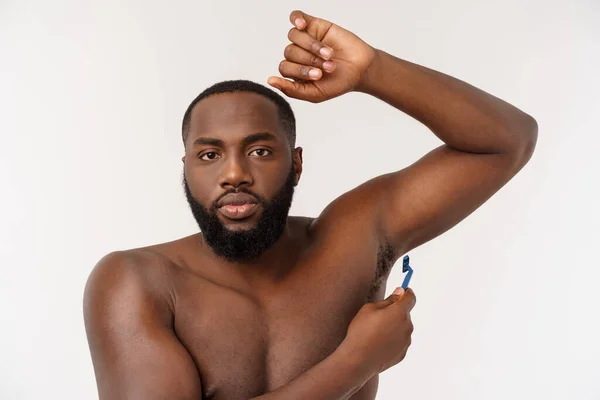 Zbliżenie szczęśliwy nagi African mężczyzna golenie z brzytwa izolowane na szarym tle — Zdjęcie stockowe