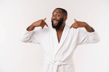 Sürpriz ve mutlu bir şekilde bornoz giyen Afro-Amerikalı bir adam. Hangi arkaplanda izole edilmiş