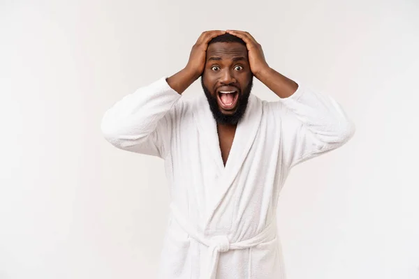 Νέος Αφρικανός Αμερικανός άνθρωπος φορώντας μπουρνούζι πάνω από απομονωμένο λευκό φόντο σκέψης φαίνεται κουρασμένη και βαριέται με προβλήματα κατάθλιψης. — Φωτογραφία Αρχείου