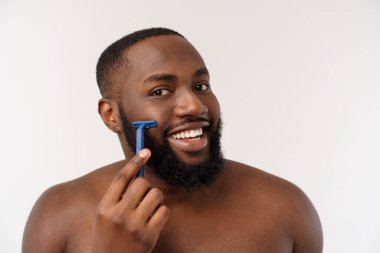 Gri arka planda izole Razor ile tıraş mutlu çıplak Afrikalı adam yakın