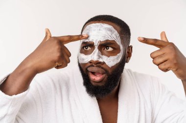 maske ile komik gülüyor adam sağlıklı yaşam yol açar, sabah prosedürleri sevinçli. sabah olumlu duygu.