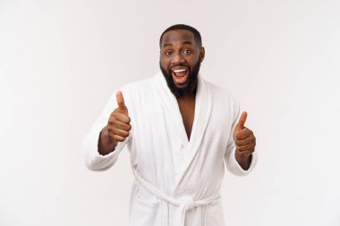 Gülüyor ve yukarı hareketi gösterilen mutlu afroamerican yakışıklı sakallı adam portresi.