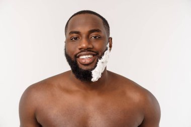Genç Afro Amerikan adam banyoda tıraş. Kişisel sabah rutini. Sabah konsepti 'nde hijyen.