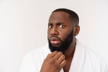 Sürpriz ve mutlu bir şekilde bornoz giyen Afro-Amerikalı bir adam. Hangi arkaplanda izole edilmiş