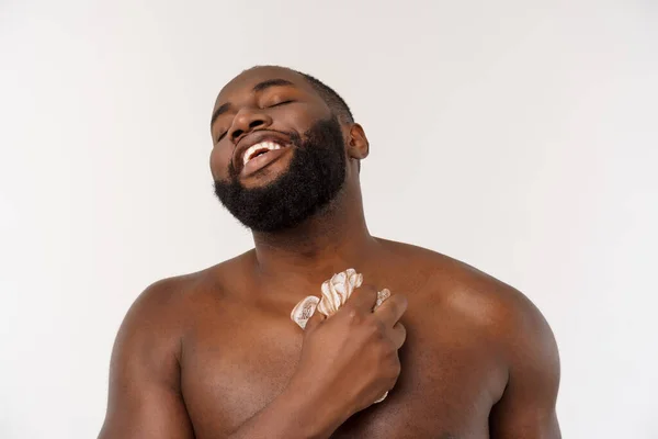 Un afroamericano se prepara para tomar una ducha, aislado sobre fondo blanco —  Fotos de Stock