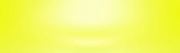 Abstrakt fast av lysande gul gradient studio vägg rum bakgrund. — Stockfoto