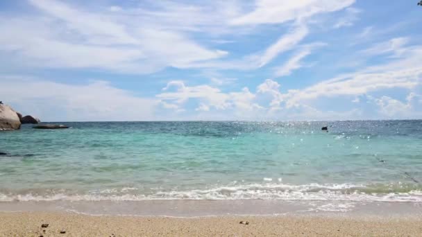Paisajes vista de la playa de arena marina y el cielo en el día de verano. Playa zona de espacio marítimo — Vídeos de Stock