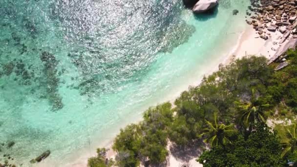 4K Повітряний вид дрона рухається красивим верхнім пляжем з білим піском. Краєвид порожній і чистий. Прекрасний пляж Пхукет є відомим туристичним місцем в Андаманському морі. — стокове відео