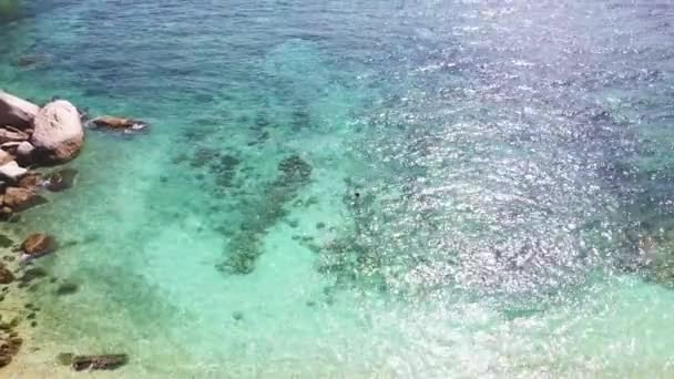 4K Dron z powietrza z góry na dół widok z lotu ptaka na fale morskie, skały i piasek. Piękna morska fala przypływa na plażę. Phuket Tajlandia tropikalna plaża. — Wideo stockowe