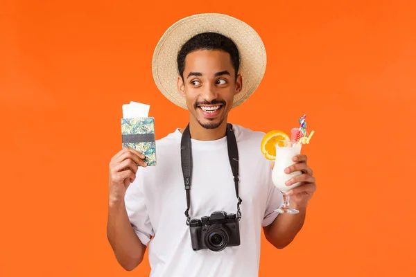 놀라움 컨셉트 유쾌하게 재미있는 아프리카 미국인 칵테일로 여권을 즐겁게 웃으며 — 스톡 사진