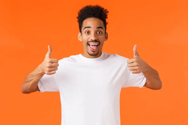 Rozbawiony Podekscytowany Szczęśliwy Afro Amerykański Facet Pokazuje Kciuki Góry Zgadza — Zdjęcie stockowe
