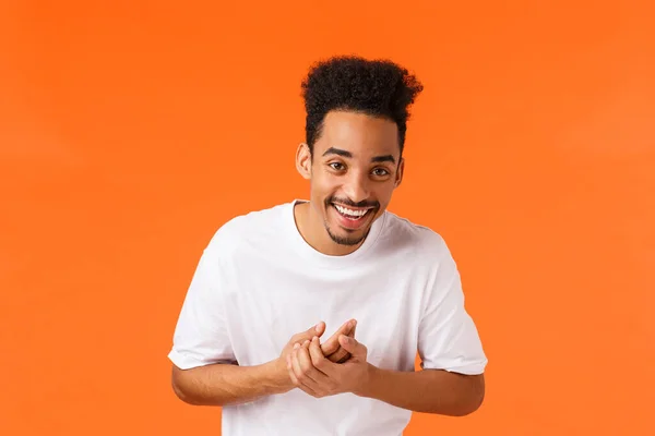 현대의 사람들 감정의 머리가 박수를 기분좋고 주황색 배경을 아프리카 미국인 — 스톡 사진