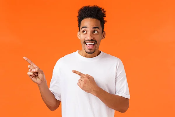 Spännande Glad Leende Afrikansk Amerikansk Man Vit Shirt Ser Förundrad — Stockfoto