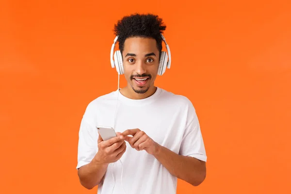 Emocionado Chico Hipster Afroamericano Carismático Feliz Con Bigote Corte Pelo —  Fotos de Stock