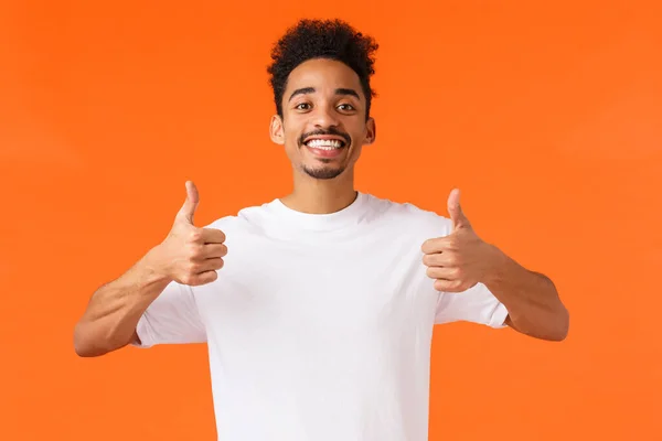 Otimista Homem Afro Americano Entusiasta Shirt Branca Concordo Plenamente Sentindo — Fotografia de Stock
