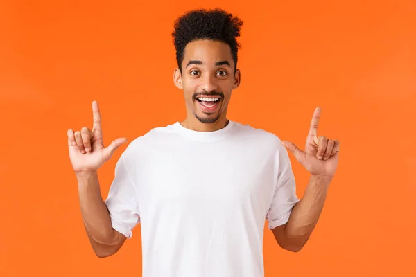 Emocionado Intrigado Entusiasta Afroamericano Masculino Camiseta Con Bigote Afro Corte —  Fotos de Stock